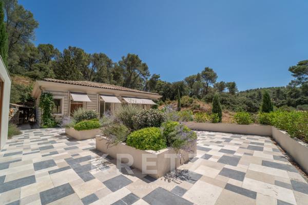 Propriété d'architecte d'exception à Saint-Rémy-de-Provence – 298 m² – Domaine de 3,2 hectares