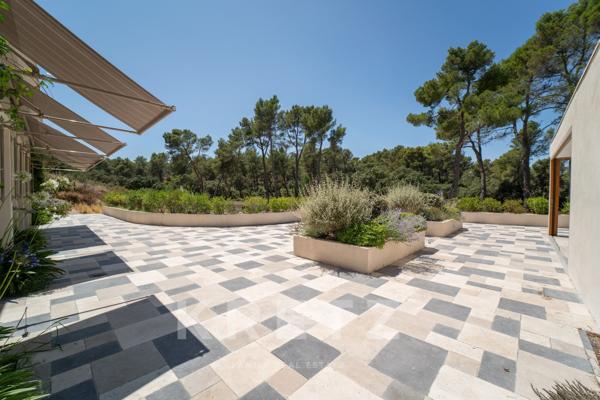 Propriété d'architecte d'exception à Saint-Rémy-de-Provence – 298 m² – Domaine de 3,2 hectares