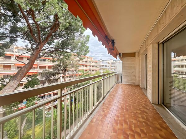 MAGNIFIQUE APPARTEMENT 2 PIECES LOCATION VIDE A L ANNEE - CANNES