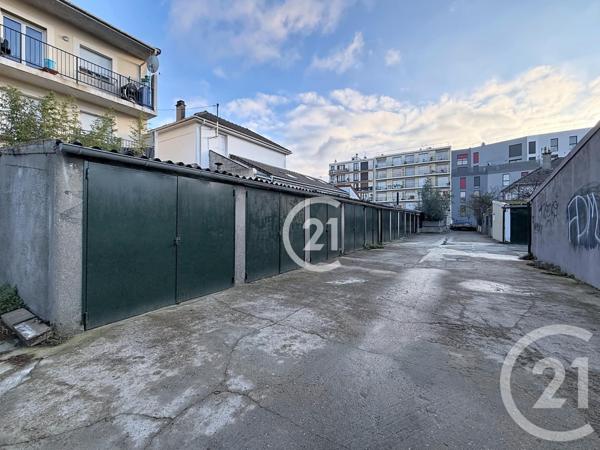 Parking à vendre  12 m2 MONTREUIL - 93
