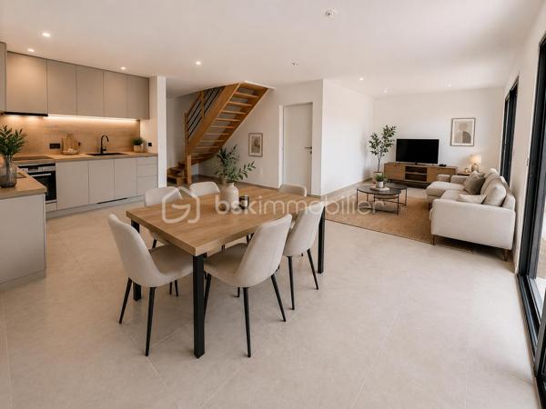 Située à Metz-Tessy, secteur très recherché du bassin annécien, cette maison bénéficie d’un emplacement idéal à proximité immédiate de toutes les commodités : commerces, transports et accès rapide aux principaux axes ainsi qu’à Annecy.

"Les visuels d'aménagements présentés dans cette annonce sont des projections d'idées de décoration et d'agencement réalisées à l'aide de l'IA. Ils sont non contractuels et ont pour objectif de vous aider à vous projeter dans les espaces."

Frais de notaire réduis 2.5% ! 

Le secteur est particulièrement apprécié des familles grâce à la proximité des établissements scolaires, avec des écoles élémentaires, un collège et un lycée accessibles facilement.

Découvrez cette maison mitoyenne neuve d’environ 90 m², implantée sur un terrain d’environ 168 m². Fonctionnelle et lumineuse, elle offre un cadre de vie agréable et moderne.

Au rez-de-chaussée, vous trouverez une belle pièce de vie séjour cuisine lumineuse, un WC indépendant ainsi qu’un accès direct au garage.

À l’étage, la maison dispose de quatre chambres ainsi qu’une salle de bains avec WC.

Les prestations comprennent une pompe à chaleur, un chauffage au sol et des volets roulants électriques.

Une maison idéale pour une famille souhaitant profiter d’un environnement recherché tout en restant proche de toutes les commodités.

Pour plus d’informations, n’hésitez pas à me contacter.