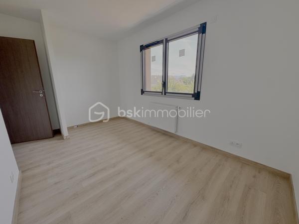 Située à Metz-Tessy, secteur très recherché du bassin annécien, cette maison bénéficie d’un emplacement idéal à proximité immédiate de toutes les commodités : commerces, transports et accès rapide aux principaux axes ainsi qu’à Annecy.

"Les visuels d'aménagements présentés dans cette annonce sont des projections d'idées de décoration et d'agencement réalisées à l'aide de l'IA. Ils sont non contractuels et ont pour objectif de vous aider à vous projeter dans les espaces."

Frais de notaire réduis 2.5% ! 

Le secteur est particulièrement apprécié des familles grâce à la proximité des établissements scolaires, avec des écoles élémentaires, un collège et un lycée accessibles facilement.

Découvrez cette maison mitoyenne neuve d’environ 90 m², implantée sur un terrain d’environ 168 m². Fonctionnelle et lumineuse, elle offre un cadre de vie agréable et moderne.

Au rez-de-chaussée, vous trouverez une belle pièce de vie séjour cuisine lumineuse, un WC indépendant ainsi qu’un accès direct au garage.

À l’étage, la maison dispose de quatre chambres ainsi qu’une salle de bains avec WC.

Les prestations comprennent une pompe à chaleur, un chauffage au sol et des volets roulants électriques.

Une maison idéale pour une famille souhaitant profiter d’un environnement recherché tout en restant proche de toutes les commodités.

Pour plus d’informations, n’hésitez pas à me contacter.