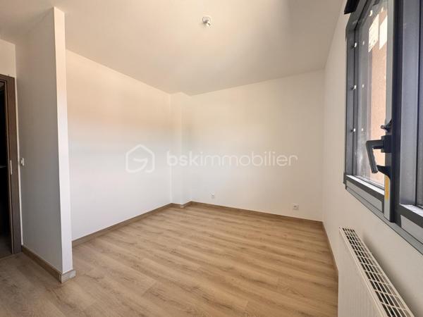 Située à Metz-Tessy, secteur très recherché du bassin annécien, cette maison bénéficie d’un emplacement idéal à proximité immédiate de toutes les commodités : commerces, transports et accès rapide aux principaux axes ainsi qu’à Annecy.

"Les visuels d'aménagements présentés dans cette annonce sont des projections d'idées de décoration et d'agencement réalisées à l'aide de l'IA. Ils sont non contractuels et ont pour objectif de vous aider à vous projeter dans les espaces."

Frais de notaire réduis 2.5% ! 

Le secteur est particulièrement apprécié des familles grâce à la proximité des établissements scolaires, avec des écoles élémentaires, un collège et un lycée accessibles facilement.

Découvrez cette maison mitoyenne neuve d’environ 90 m², implantée sur un terrain d’environ 168 m². Fonctionnelle et lumineuse, elle offre un cadre de vie agréable et moderne.

Au rez-de-chaussée, vous trouverez une belle pièce de vie séjour cuisine lumineuse, un WC indépendant ainsi qu’un accès direct au garage.

À l’étage, la maison dispose de quatre chambres ainsi qu’une salle de bains avec WC.

Les prestations comprennent une pompe à chaleur, un chauffage au sol et des volets roulants électriques.

Une maison idéale pour une famille souhaitant profiter d’un environnement recherché tout en restant proche de toutes les commodités.

Pour plus d’informations, n’hésitez pas à me contacter.