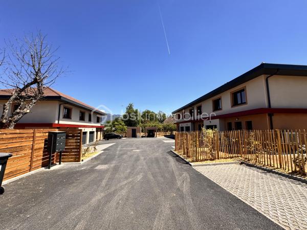 Située à Metz-Tessy, secteur très recherché du bassin annécien, cette maison bénéficie d’un emplacement idéal à proximité immédiate de toutes les commodités : commerces, transports et accès rapide aux principaux axes ainsi qu’à Annecy.

"Les visuels d'aménagements présentés dans cette annonce sont des projections d'idées de décoration et d'agencement réalisées à l'aide de l'IA. Ils sont non contractuels et ont pour objectif de vous aider à vous projeter dans les espaces."

Frais de notaire réduis 2.5% ! 

Le secteur est particulièrement apprécié des familles grâce à la proximité des établissements scolaires, avec des écoles élémentaires, un collège et un lycée accessibles facilement.

Découvrez cette maison mitoyenne neuve d’environ 90 m², implantée sur un terrain d’environ 168 m². Fonctionnelle et lumineuse, elle offre un cadre de vie agréable et moderne.

Au rez-de-chaussée, vous trouverez une belle pièce de vie séjour cuisine lumineuse, un WC indépendant ainsi qu’un accès direct au garage.

À l’étage, la maison dispose de quatre chambres ainsi qu’une salle de bains avec WC.

Les prestations comprennent une pompe à chaleur, un chauffage au sol et des volets roulants électriques.

Une maison idéale pour une famille souhaitant profiter d’un environnement recherché tout en restant proche de toutes les commodités.

Pour plus d’informations, n’hésitez pas à me contacter.