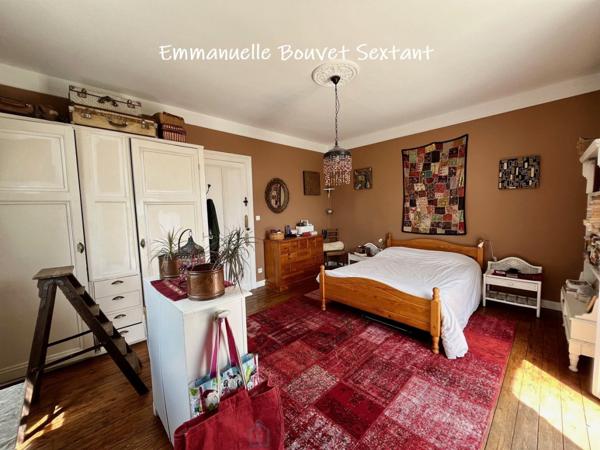 Grande maison bourgeoise fin 19ème, centre-ville, tous commerces à pied, jardin, garage, terrasses