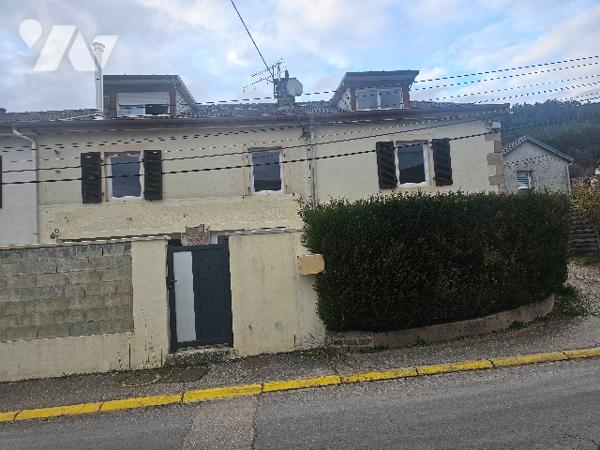 144838
A ELOYES (88510) 11 rue de la Libration  
Un immeuble comprenant 5 logements