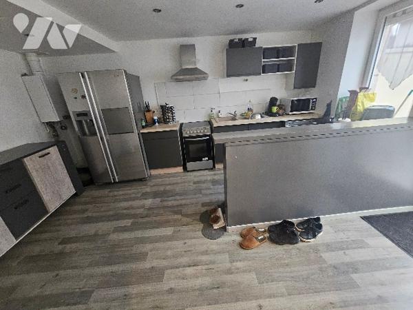 144838
A ELOYES (88510) 11 rue de la Libration  
Un immeuble comprenant 5 logements