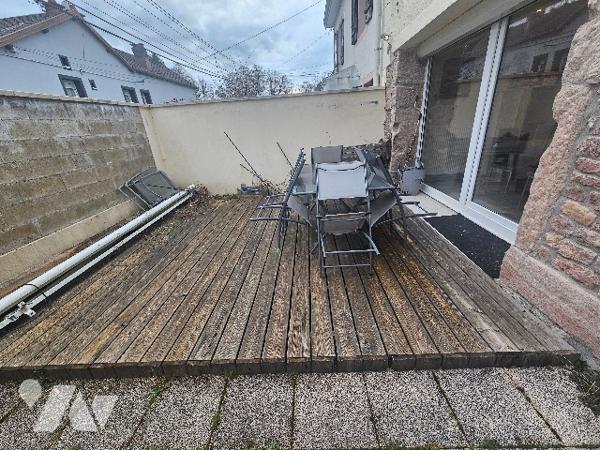 144838
A ELOYES (88510) 11 rue de la Libration  
Un immeuble comprenant 5 logements