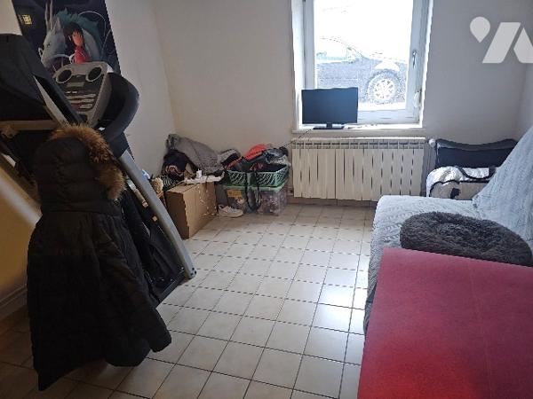 144838
A ELOYES (88510) 11 rue de la Libration  
Un immeuble comprenant 5 logements