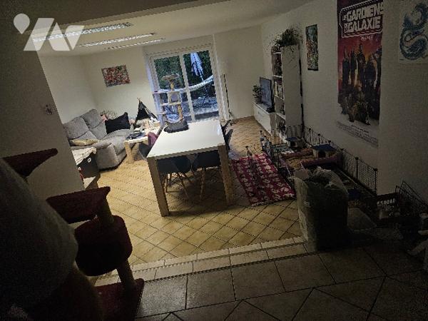 144838
A ELOYES (88510) 11 rue de la Libration  
Un immeuble comprenant 5 logements