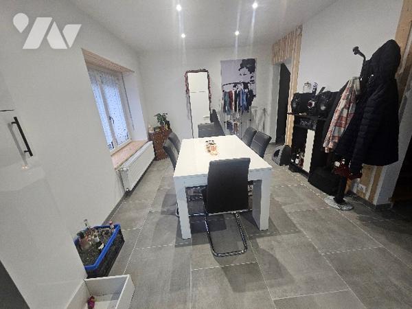 144838
A ELOYES (88510) 11 rue de la Libration  
Un immeuble comprenant 5 logements