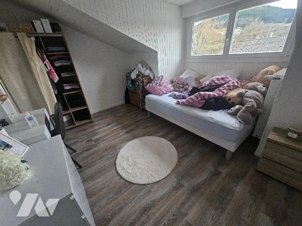 144838
A ELOYES (88510) 11 rue de la Libration  
Un immeuble comprenant 5 logements