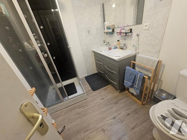 144838
A ELOYES (88510) 11 rue de la Libration  
Un immeuble comprenant 5 logements