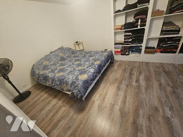 144838
A ELOYES (88510) 11 rue de la Libration  
Un immeuble comprenant 5 logements