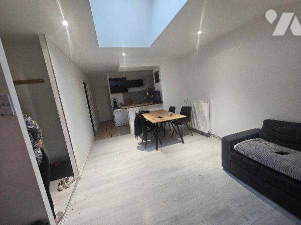 144838
A ELOYES (88510) 11 rue de la Libration  
Un immeuble comprenant 5 logements