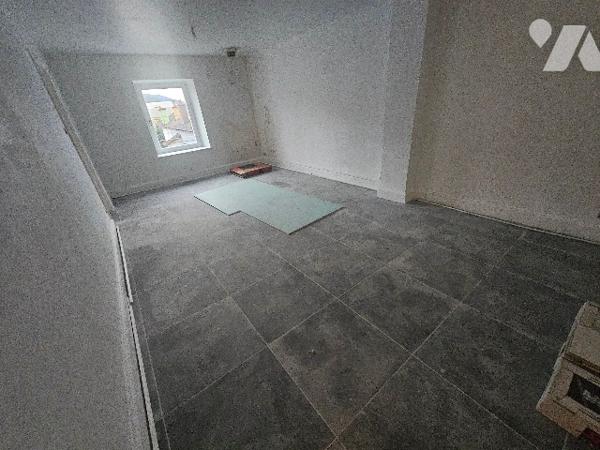 144838
A ELOYES (88510) 11 rue de la Libration  
Un immeuble comprenant 5 logements