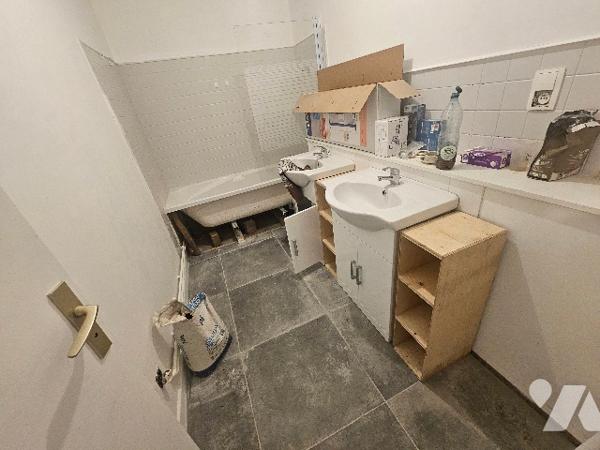 144838
A ELOYES (88510) 11 rue de la Libration  
Un immeuble comprenant 5 logements