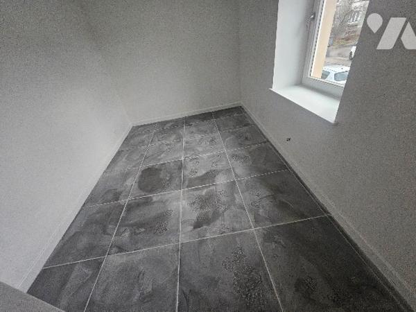 144838
A ELOYES (88510) 11 rue de la Libration  
Un immeuble comprenant 5 logements