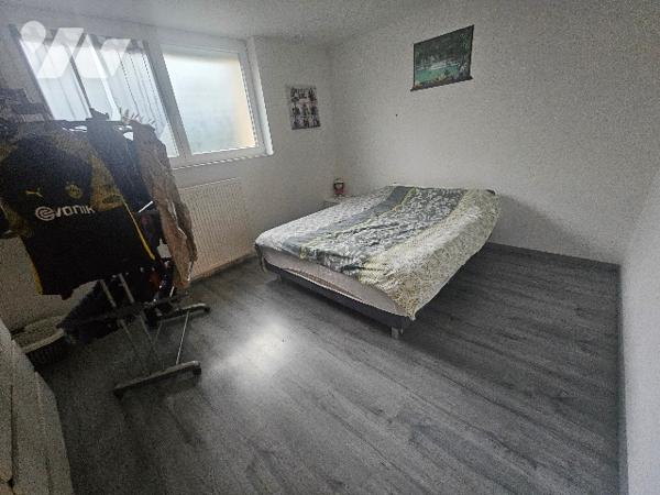 144838
A ELOYES (88510) 11 rue de la Libration  
Un immeuble comprenant 5 logements