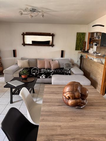 Vous recherchez une maison idéalement située pour votre famille ? 

Offrez à votre famille un cadre de vie idéal à Crégy-les-meaux, ou confort , praticité et qualité de vie se rencontrent.
Cette maison de 6 pièces bénéficie d’un emplacement priviliègié , à moins de 5minutes à pieds des écoles (maternelle , primaires et collège ), permettant un quotidien simple et serein pour les familles. 

Vous apprécierez également la proximité immédiate des commerces , des transports en commun et des nombreuses activité proposées dans la commune . 

Elle se compose de : 
 - Une pièce de vie traversante , lumineuse et chaleureuse . 
-  3 Chambres . 
- Un bureau , idéal pour le télétravail ou une chambre d’appoint . 
- Un dressing . 
- Une salle de bains avec w-c 
- Un w-c indépendant . 
- Un garage . 

Une maison fonctionnelle , parfaitement adaptée à la vie de famille , dans un secteur recherché de Crégy-les-meaux .