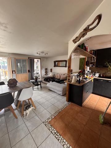 Vous recherchez une maison idéalement située pour votre famille ? 

Offrez à votre famille un cadre de vie idéal à Crégy-les-meaux, ou confort , praticité et qualité de vie se rencontrent.
Cette maison de 6 pièces bénéficie d’un emplacement priviliègié , à moins de 5minutes à pieds des écoles (maternelle , primaires et collège ), permettant un quotidien simple et serein pour les familles. 

Vous apprécierez également la proximité immédiate des commerces , des transports en commun et des nombreuses activité proposées dans la commune . 

Elle se compose de : 
 - Une pièce de vie traversante , lumineuse et chaleureuse . 
-  3 Chambres . 
- Un bureau , idéal pour le télétravail ou une chambre d’appoint . 
- Un dressing . 
- Une salle de bains avec w-c 
- Un w-c indépendant . 
- Un garage . 

Une maison fonctionnelle , parfaitement adaptée à la vie de famille , dans un secteur recherché de Crégy-les-meaux .