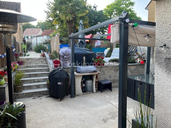 Vous recherchez une maison idéalement située pour votre famille ? 

Offrez à votre famille un cadre de vie idéal à Crégy-les-meaux, ou confort , praticité et qualité de vie se rencontrent.
Cette maison de 6 pièces bénéficie d’un emplacement priviliègié , à moins de 5minutes à pieds des écoles (maternelle , primaires et collège ), permettant un quotidien simple et serein pour les familles. 

Vous apprécierez également la proximité immédiate des commerces , des transports en commun et des nombreuses activité proposées dans la commune . 

Elle se compose de : 
 - Une pièce de vie traversante , lumineuse et chaleureuse . 
-  3 Chambres . 
- Un bureau , idéal pour le télétravail ou une chambre d’appoint . 
- Un dressing . 
- Une salle de bains avec w-c 
- Un w-c indépendant . 
- Un garage . 

Une maison fonctionnelle , parfaitement adaptée à la vie de famille , dans un secteur recherché de Crégy-les-meaux .