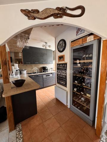 Vous recherchez une maison idéalement située pour votre famille ? 

Offrez à votre famille un cadre de vie idéal à Crégy-les-meaux, ou confort , praticité et qualité de vie se rencontrent.
Cette maison de 6 pièces bénéficie d’un emplacement priviliègié , à moins de 5minutes à pieds des écoles (maternelle , primaires et collège ), permettant un quotidien simple et serein pour les familles. 

Vous apprécierez également la proximité immédiate des commerces , des transports en commun et des nombreuses activité proposées dans la commune . 

Elle se compose de : 
 - Une pièce de vie traversante , lumineuse et chaleureuse . 
-  3 Chambres . 
- Un bureau , idéal pour le télétravail ou une chambre d’appoint . 
- Un dressing . 
- Une salle de bains avec w-c 
- Un w-c indépendant . 
- Un garage . 

Une maison fonctionnelle , parfaitement adaptée à la vie de famille , dans un secteur recherché de Crégy-les-meaux .