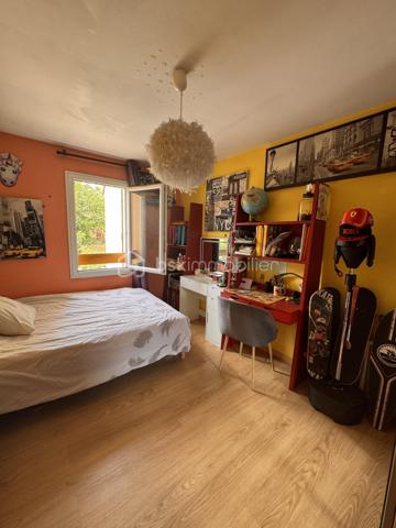 Vous recherchez une maison idéalement située pour votre famille ? 

Offrez à votre famille un cadre de vie idéal à Crégy-les-meaux, ou confort , praticité et qualité de vie se rencontrent.
Cette maison de 6 pièces bénéficie d’un emplacement priviliègié , à moins de 5minutes à pieds des écoles (maternelle , primaires et collège ), permettant un quotidien simple et serein pour les familles. 

Vous apprécierez également la proximité immédiate des commerces , des transports en commun et des nombreuses activité proposées dans la commune . 

Elle se compose de : 
 - Une pièce de vie traversante , lumineuse et chaleureuse . 
-  3 Chambres . 
- Un bureau , idéal pour le télétravail ou une chambre d’appoint . 
- Un dressing . 
- Une salle de bains avec w-c 
- Un w-c indépendant . 
- Un garage . 

Une maison fonctionnelle , parfaitement adaptée à la vie de famille , dans un secteur recherché de Crégy-les-meaux .