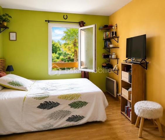 Vous recherchez une maison idéalement située pour votre famille ? 

Offrez à votre famille un cadre de vie idéal à Crégy-les-meaux, ou confort , praticité et qualité de vie se rencontrent.
Cette maison de 6 pièces bénéficie d’un emplacement priviliègié , à moins de 5minutes à pieds des écoles (maternelle , primaires et collège ), permettant un quotidien simple et serein pour les familles. 

Vous apprécierez également la proximité immédiate des commerces , des transports en commun et des nombreuses activité proposées dans la commune . 

Elle se compose de : 
 - Une pièce de vie traversante , lumineuse et chaleureuse . 
-  3 Chambres . 
- Un bureau , idéal pour le télétravail ou une chambre d’appoint . 
- Un dressing . 
- Une salle de bains avec w-c 
- Un w-c indépendant . 
- Un garage . 

Une maison fonctionnelle , parfaitement adaptée à la vie de famille , dans un secteur recherché de Crégy-les-meaux .