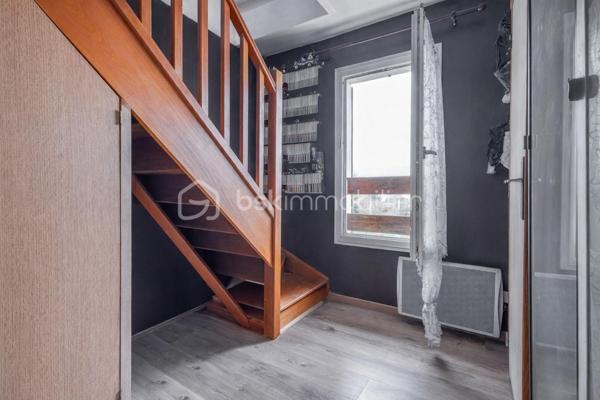 Vous recherchez une maison idéalement située pour votre famille ? 

Offrez à votre famille un cadre de vie idéal à Crégy-les-meaux, ou confort , praticité et qualité de vie se rencontrent.
Cette maison de 6 pièces bénéficie d’un emplacement priviliègié , à moins de 5minutes à pieds des écoles (maternelle , primaires et collège ), permettant un quotidien simple et serein pour les familles. 

Vous apprécierez également la proximité immédiate des commerces , des transports en commun et des nombreuses activité proposées dans la commune . 

Elle se compose de : 
 - Une pièce de vie traversante , lumineuse et chaleureuse . 
-  3 Chambres . 
- Un bureau , idéal pour le télétravail ou une chambre d’appoint . 
- Un dressing . 
- Une salle de bains avec w-c 
- Un w-c indépendant . 
- Un garage . 

Une maison fonctionnelle , parfaitement adaptée à la vie de famille , dans un secteur recherché de Crégy-les-meaux .