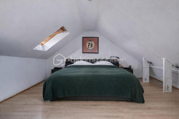 Vous recherchez une maison idéalement située pour votre famille ? 

Offrez à votre famille un cadre de vie idéal à Crégy-les-meaux, ou confort , praticité et qualité de vie se rencontrent.
Cette maison de 6 pièces bénéficie d’un emplacement priviliègié , à moins de 5minutes à pieds des écoles (maternelle , primaires et collège ), permettant un quotidien simple et serein pour les familles. 

Vous apprécierez également la proximité immédiate des commerces , des transports en commun et des nombreuses activité proposées dans la commune . 

Elle se compose de : 
 - Une pièce de vie traversante , lumineuse et chaleureuse . 
-  3 Chambres . 
- Un bureau , idéal pour le télétravail ou une chambre d’appoint . 
- Un dressing . 
- Une salle de bains avec w-c 
- Un w-c indépendant . 
- Un garage . 

Une maison fonctionnelle , parfaitement adaptée à la vie de famille , dans un secteur recherché de Crégy-les-meaux .