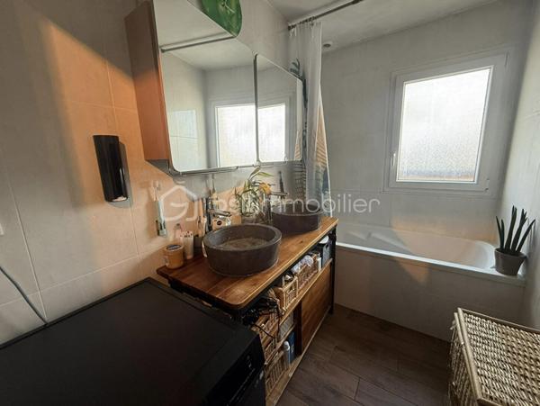Vous recherchez une maison idéalement située pour votre famille ? 

Offrez à votre famille un cadre de vie idéal à Crégy-les-meaux, ou confort , praticité et qualité de vie se rencontrent.
Cette maison de 6 pièces bénéficie d’un emplacement priviliègié , à moins de 5minutes à pieds des écoles (maternelle , primaires et collège ), permettant un quotidien simple et serein pour les familles. 

Vous apprécierez également la proximité immédiate des commerces , des transports en commun et des nombreuses activité proposées dans la commune . 

Elle se compose de : 
 - Une pièce de vie traversante , lumineuse et chaleureuse . 
-  3 Chambres . 
- Un bureau , idéal pour le télétravail ou une chambre d’appoint . 
- Un dressing . 
- Une salle de bains avec w-c 
- Un w-c indépendant . 
- Un garage . 

Une maison fonctionnelle , parfaitement adaptée à la vie de famille , dans un secteur recherché de Crégy-les-meaux .