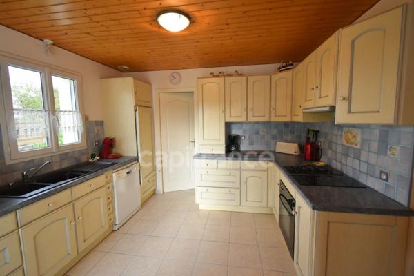 NOIRMOUTIER ( 85 ) Location à l'année Maison 7 pièces LA GUERINIERE (85) 3 chambres et un bureau , terrain de 856 m² clos , garage