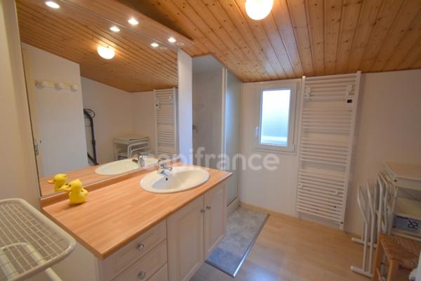 NOIRMOUTIER ( 85 ) Location à l'année Maison 7 pièces LA GUERINIERE (85) 3 chambres et un bureau , terrain de 856 m² clos , garage