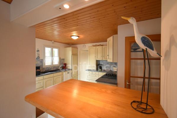 NOIRMOUTIER ( 85 ) Location à l'année Maison 7 pièces LA GUERINIERE (85) 3 chambres et un bureau , terrain de 856 m² clos , garage