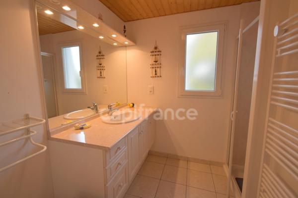 NOIRMOUTIER ( 85 ) Location à l'année Maison 7 pièces LA GUERINIERE (85) 3 chambres et un bureau , terrain de 856 m² clos , garage