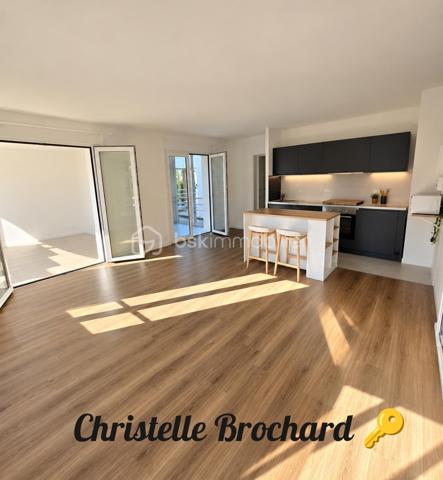 A Crégy-les-meaux , découvrez un appartement qui offre bien plus qu’un simple 2 piéces . 

Avec ses 45 m2 , cet appartement lumineux et parfaitement entretenu propose une distribution particulièrement intéressante : une chambre et un véritable espace bureau indépendant . 
Idéal pour télétravail , créer un espace dressing , une chambre d’appoint ou simplement bénéficier d’une pièce  supplémentaire au quotidien. 
✨Vous allez apprécier : 
- Un séjour lumineux . 
- Une chambre confortable . (Volets électriques 2024) 
- Un espace nuit . 
- Une cuisine aménagée et équipée . 
- Une salle de bains avec un ballon thermodynamique. (2024) .
- Des w-c séparés . 
🚗 Une place de parking . 

✨Une copropriété au calme . 
Toiture et façade refaites il y’a 3 ans . 

 📍Côté emplacement : commerces et bus à 500 mètres , avec un accès rapide à la gare de Meaux . 
- Un appartement sans travaux , qui conviendra aussi bien à un premier achat qu’à un investissement locatif .