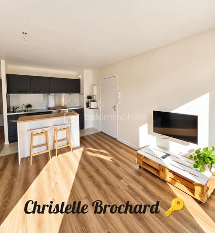 A Crégy-les-meaux , découvrez un appartement qui offre bien plus qu’un simple 2 piéces . 

Avec ses 45 m2 , cet appartement lumineux et parfaitement entretenu propose une distribution particulièrement intéressante : une chambre et un véritable espace bureau indépendant . 
Idéal pour télétravail , créer un espace dressing , une chambre d’appoint ou simplement bénéficier d’une pièce  supplémentaire au quotidien. 
✨Vous allez apprécier : 
- Un séjour lumineux . 
- Une chambre confortable . (Volets électriques 2024) 
- Un espace nuit . 
- Une cuisine aménagée et équipée . 
- Une salle de bains avec un ballon thermodynamique. (2024) .
- Des w-c séparés . 
🚗 Une place de parking . 

✨Une copropriété au calme . 
Toiture et façade refaites il y’a 3 ans . 

 📍Côté emplacement : commerces et bus à 500 mètres , avec un accès rapide à la gare de Meaux . 
- Un appartement sans travaux , qui conviendra aussi bien à un premier achat qu’à un investissement locatif .