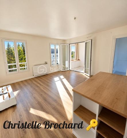 A Crégy-les-meaux , découvrez un appartement qui offre bien plus qu’un simple 2 piéces . 

Avec ses 45 m2 , cet appartement lumineux et parfaitement entretenu propose une distribution particulièrement intéressante : une chambre et un véritable espace bureau indépendant . 
Idéal pour télétravail , créer un espace dressing , une chambre d’appoint ou simplement bénéficier d’une pièce  supplémentaire au quotidien. 
✨Vous allez apprécier : 
- Un séjour lumineux . 
- Une chambre confortable . (Volets électriques 2024) 
- Un espace nuit . 
- Une cuisine aménagée et équipée . 
- Une salle de bains avec un ballon thermodynamique. (2024) .
- Des w-c séparés . 
🚗 Une place de parking . 

✨Une copropriété au calme . 
Toiture et façade refaites il y’a 3 ans . 

 📍Côté emplacement : commerces et bus à 500 mètres , avec un accès rapide à la gare de Meaux . 
- Un appartement sans travaux , qui conviendra aussi bien à un premier achat qu’à un investissement locatif .