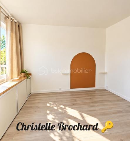 A Crégy-les-meaux , découvrez un appartement qui offre bien plus qu’un simple 2 piéces . 

Avec ses 45 m2 , cet appartement lumineux et parfaitement entretenu propose une distribution particulièrement intéressante : une chambre et un véritable espace bureau indépendant . 
Idéal pour télétravail , créer un espace dressing , une chambre d’appoint ou simplement bénéficier d’une pièce  supplémentaire au quotidien. 
✨Vous allez apprécier : 
- Un séjour lumineux . 
- Une chambre confortable . (Volets électriques 2024) 
- Un espace nuit . 
- Une cuisine aménagée et équipée . 
- Une salle de bains avec un ballon thermodynamique. (2024) .
- Des w-c séparés . 
🚗 Une place de parking . 

✨Une copropriété au calme . 
Toiture et façade refaites il y’a 3 ans . 

 📍Côté emplacement : commerces et bus à 500 mètres , avec un accès rapide à la gare de Meaux . 
- Un appartement sans travaux , qui conviendra aussi bien à un premier achat qu’à un investissement locatif .