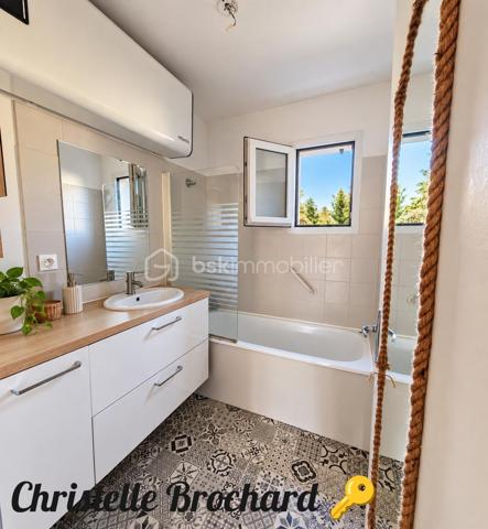 A Crégy-les-meaux , découvrez un appartement qui offre bien plus qu’un simple 2 piéces . 

Avec ses 45 m2 , cet appartement lumineux et parfaitement entretenu propose une distribution particulièrement intéressante : une chambre et un véritable espace bureau indépendant . 
Idéal pour télétravail , créer un espace dressing , une chambre d’appoint ou simplement bénéficier d’une pièce  supplémentaire au quotidien. 
✨Vous allez apprécier : 
- Un séjour lumineux . 
- Une chambre confortable . (Volets électriques 2024) 
- Un espace nuit . 
- Une cuisine aménagée et équipée . 
- Une salle de bains avec un ballon thermodynamique. (2024) .
- Des w-c séparés . 
🚗 Une place de parking . 

✨Une copropriété au calme . 
Toiture et façade refaites il y’a 3 ans . 

 📍Côté emplacement : commerces et bus à 500 mètres , avec un accès rapide à la gare de Meaux . 
- Un appartement sans travaux , qui conviendra aussi bien à un premier achat qu’à un investissement locatif .