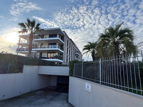 Appartement à vendre 2 pièces FREJUS (83) - 47 m² - Terrasse 25 m² - Garage en Sous-sol