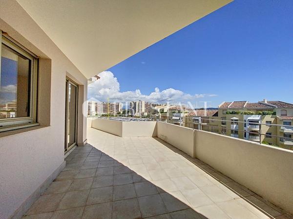 Exclusivité – Appartement 4 pièces toit terrasse dans résidence avec piscine, au coeur de la marina, MANDELIEU LA NAPOULE