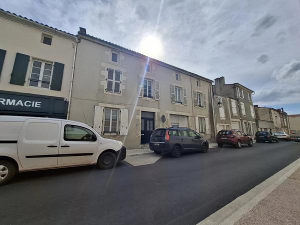 Grande maison en pierre avec deux grandes granges et jardins privés