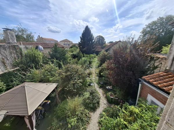 Grande maison en pierre avec deux grandes granges et jardins privés