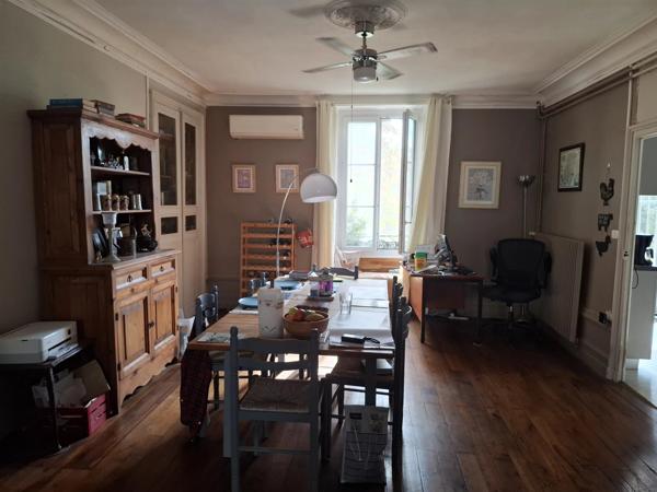 Grande maison en pierre avec deux grandes granges et jardins privés