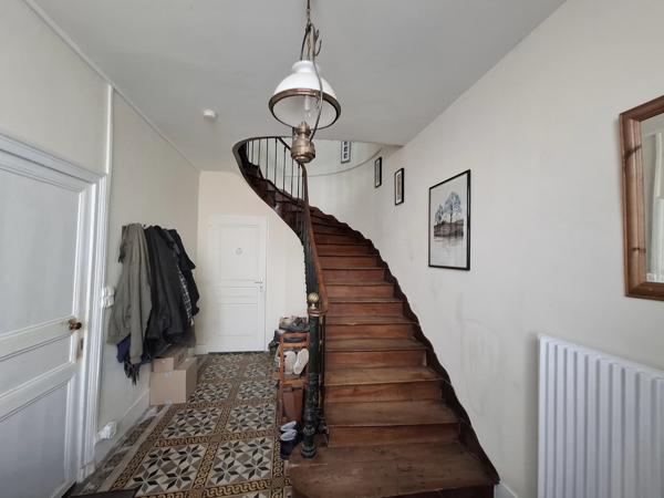 Grande maison en pierre avec deux grandes granges et jardins privés