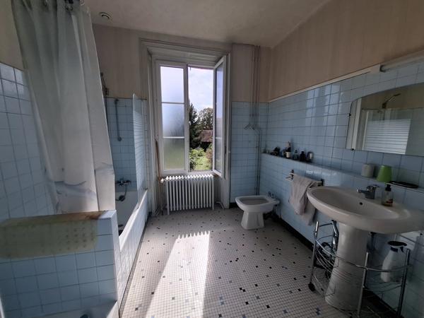 Grande maison en pierre avec deux grandes granges et jardins privés