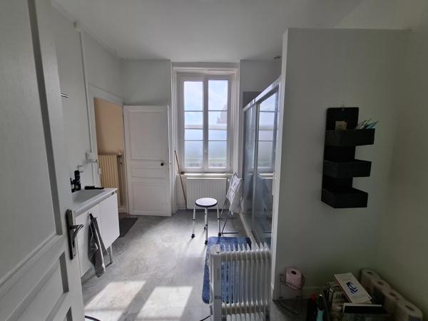 Grande maison en pierre avec deux grandes granges et jardins privés