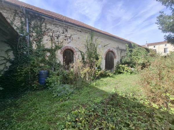 Grande maison en pierre avec deux grandes granges et jardins privés